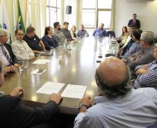 O secretário do Desenvolvimento Urbano, João Carlos Ortega, e o diretor-presidente da Coordenação da Região Metropolitana de Curitiba (Comec), Omar Akel, assinaram com o prefeito de Araucária, Hissam Hussein Dehaini, e o diretor-presidente da Companhia Municipal de Transporte, Luciano Stall, a renovação da integração do transporte coletivo entre aquele município e a Região Metropolitana de Curitiba. Curitiba, 22/12/17. Foto: Divulgação/SEDU