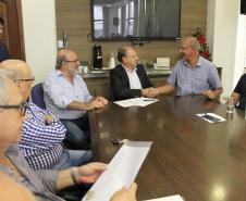 O secretário do Desenvolvimento Urbano, João Carlos Ortega, e o diretor-presidente da Coordenação da Região Metropolitana de Curitiba (Comec), Omar Akel, assinaram com o prefeito de Araucária, Hissam Hussein Dehaini, e o diretor-presidente da Companhia Municipal de Transporte, Luciano Stall, a renovação da integração do transporte coletivo entre aquele município e a Região Metropolitana de Curitiba. Curitiba, 22/12/17. Foto: Divulgação/SEDU