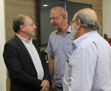 O secretário do Desenvolvimento Urbano, João Carlos Ortega, e o diretor-presidente da Coordenação da Região Metropolitana de Curitiba (Comec), Omar Akel, assinaram com o prefeito de Araucária, Hissam Hussein Dehaini, e o diretor-presidente da Companhia Municipal de Transporte, Luciano Stall, a renovação da integração do transporte coletivo entre aquele município e a Região Metropolitana de Curitiba. Curitiba, 22/12/17. Foto: Divulgação/SEDU