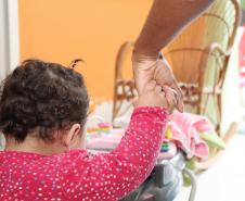 Na infância, fase em que a personalidade começa a ser moldada, a presença da família é fundamental. Mas, quando os pais faltam com suas obrigações em relação aos filhos, é papel do Estado e da sociedade proteger e garantir os direitos das crianças e adolescentes. Por isso, a Secretaria de Estado da Família e Desenvolvimento Social investe nos serviços acolhimento institucional e família acolhedora. Curitiba, 22/12/17. Foto: Aliocha Maurício/SEDS