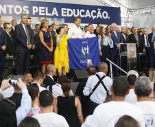 Secretária da Família e Desenvolvimento Social, Fernanda Richa, e o governador Beto Richa, participam do lançamento oficial do Programa Escola Conectada - Foto: Rogério Machado/SECS