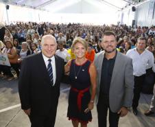 Secretária da Família e Desenvolvimento Social, Fernanda Richa, e o governador Beto Richa, participam do lançamento oficial do Programa Escola Conectada - Foto: Rogério Machado/SECS