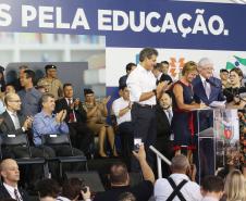 Secretária da Família e Desenvolvimento Social, Fernanda Richa, e o governador Beto Richa, participam do lançamento oficial do Programa Escola Conectada - Foto: Rogério Machado/SECS