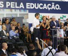 Secretária da Família e Desenvolvimento Social, Fernanda Richa, e o governador Beto Richa, participam do lançamento oficial do Programa Escola Conectada - Foto: Rogério Machado/SECS