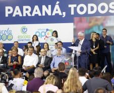 Governador Beto Richa durante lançamento do programa Escola Conectada, para ampliar o uso de recursos tecnológicos nos colégios da rede pública estadual, e assinatura de convênios com Apaes para destinar recursos para melhoria na infraestrutura das instituições.Curitiba, 28/02/2018.Foto: Arnaldo Alves/ANPr