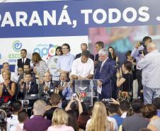 Governador Beto Richa durante lançamento do programa Escola Conectada, para ampliar o uso de recursos tecnológicos nos colégios da rede pública estadual, e assinatura de convênios com Apaes para destinar recursos para melhoria na infraestrutura das instituições.Curitiba, 28/02/2018.Foto: Arnaldo Alves/ANPr