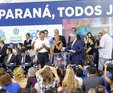 Governador Beto Richa durante lançamento do programa Escola Conectada, para ampliar o uso de recursos tecnológicos nos colégios da rede pública estadual, e assinatura de convênios com Apaes para destinar recursos para melhoria na infraestrutura das instituições.Curitiba, 28/02/2018.Foto: Arnaldo Alves/ANPr