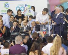 Governador Beto Richa durante lançamento do programa Escola Conectada, para ampliar o uso de recursos tecnológicos nos colégios da rede pública estadual, e assinatura de convênios com Apaes para destinar recursos para melhoria na infraestrutura das instituições.Curitiba, 28/02/2018.Foto: Arnaldo Alves/ANPr