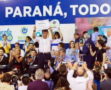 Governador Beto Richa durante lançamento do programa Escola Conectada, para ampliar o uso de recursos tecnológicos nos colégios da rede pública estadual, e assinatura de convênios com Apaes para destinar recursos para melhoria na infraestrutura das instituições.Curitiba, 28/02/2018.Foto: Arnaldo Alves/ANPr