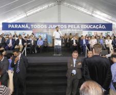 Governador Beto Richa durante lançamento do programa Escola Conectada, para ampliar o uso de recursos tecnológicos nos colégios da rede pública estadual, e assinatura de convênios com Apaes para destinar recursos para melhoria na infraestrutura das instituições.Curitiba, 28/02/2018.Foto: Arnaldo Alves/ANPr