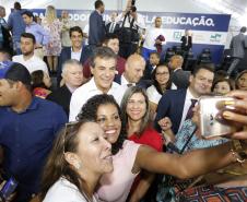 Governador Beto Richa durante lançamento do programa Escola Conectada, para ampliar o uso de recursos tecnológicos nos colégios da rede pública estadual, e assinatura de convênios com Apaes para destinar recursos para melhoria na infraestrutura das instituições.Curitiba, 28/02/2018.Foto: Arnaldo Alves/ANPr