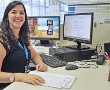 Um mercado considerado predominantemente masculino até alguns anos atrás, a atividade portuária conta cada vez mais com mulheres atuando em diversos setores, não só na área administrativa como também operacional e técnica. Na foto, a Administradora Natália Gallo. Curitiba, 07/03/18. Foto: Ivan Bueno/APPA