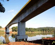 Governadora Cida Borghetti inaugurou, nesta sexta-feira (06), a obra da nova ponte construída sobre o Rio Ivaí, na PR-317, entre os municípios de Floresta e Engenheiro Beltrão, no Noroeste do Paraná. Cida também autorizou R$2,67 mi para outros 10 municípios da região, o repasse de R$361,4 mil para reparos em três escolas do campo, e R$7,5 mi para a construção de uma nova escola em Campo Mourão. Floresta,06/07/2018 Foto:Jaelson Lucas / ANPr