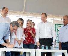 Governadora Cida Borghetti inaugurou, nesta sexta-feira (06), a obra da nova ponte construída sobre o Rio Ivaí, na PR-317, entre os municípios de Floresta e Engenheiro Beltrão, no Noroeste do Paraná. Cida também autorizou R$2,67 mi para outros 10 municípios da região, o repasse de R$361,4 mil para reparos em três escolas do campo, e R$7,5 mi para a construção de uma nova escola em Campo Mourão. Floresta,06/07/2018 Foto:Jaelson Lucas / ANPr