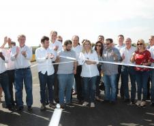 Governadora Cida Borghetti inaugurou, nesta sexta-feira (06), a obra da nova ponte construída sobre o Rio Ivaí, na PR-317, entre os municípios de Floresta e Engenheiro Beltrão, no Noroeste do Paraná. Cida também autorizou R$2,67 mi para outros 10 municípios da região, o repasse de R$361,4 mil para reparos em três escolas do campo, e R$7,5 mi para a construção de uma nova escola em Campo Mourão. Floresta,06/07/2018 Foto:Jaelson Lucas / ANPr