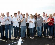 Governadora Cida Borghetti inaugurou, nesta sexta-feira (06), a obra da nova ponte construída sobre o Rio Ivaí, na PR-317, entre os municípios de Floresta e Engenheiro Beltrão, no Noroeste do Paraná. Cida também autorizou R$2,67 mi para outros 10 municípios da região, o repasse de R$361,4 mil para reparos em três escolas do campo, e R$7,5 mi para a construção de uma nova escola em Campo Mourão. Floresta,06/07/2018 Foto:Jaelson Lucas / ANPr