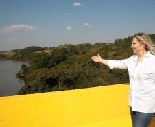 Governadora Cida Borghetti inaugurou, nesta sexta-feira (06), a obra da nova ponte construída sobre o Rio Ivaí, na PR-317, entre os municípios de Floresta e Engenheiro Beltrão, no Noroeste do Paraná. Cida também autorizou R$2,67 mi para outros 10 municípios da região, o repasse de R$361,4 mil para reparos em três escolas do campo, e R$7,5 mi para a construção de uma nova escola em Campo Mourão. Floresta,06/07/2018 Foto:Jaelson Lucas / ANPr