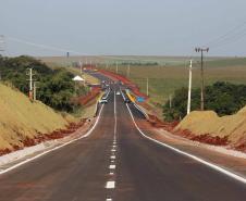 Governadora Cida Borghetti inaugurou, nesta sexta-feira (06), a obra da nova ponte construída sobre o Rio Ivaí, na PR-317, entre os municípios de Floresta e Engenheiro Beltrão, no Noroeste do Paraná. Cida também autorizou R$2,67 mi para outros 10 municípios da região, o repasse de R$361,4 mil para reparos em três escolas do campo, e R$7,5 mi para a construção de uma nova escola em Campo Mourão. Floresta,06/07/2018 Foto:Jaelson Lucas / ANPr