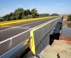 Governadora Cida Borghetti inaugurou, nesta sexta-feira (06), a obra da nova ponte construída sobre o Rio Ivaí, na PR-317, entre os municípios de Floresta e Engenheiro Beltrão, no Noroeste do Paraná. Cida também autorizou R$2,67 mi para outros 10 municípios da região, o repasse de R$361,4 mil para reparos em três escolas do campo, e R$7,5 mi para a construção de uma nova escola em Campo Mourão. Floresta,06/07/2018 Foto:Jaelson Lucas / ANPr