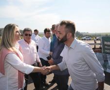 Governadora Cida Borghetti inaugurou, nesta sexta-feira (06), a obra da nova ponte construída sobre o Rio Ivaí, na PR-317, entre os municípios de Floresta e Engenheiro Beltrão, no Noroeste do Paraná. Cida também autorizou R$2,67 mi para outros 10 municípios da região, o repasse de R$361,4 mil para reparos em três escolas do campo, e R$7,5 mi para a construção de uma nova escola em Campo Mourão. Floresta,06/07/2018 Foto:Jaelson Lucas / ANPr