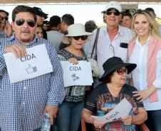 Governadora Cida Borghetti inaugurou, nesta sexta-feira (06), a obra da nova ponte construída sobre o Rio Ivaí, na PR-317, entre os municípios de Floresta e Engenheiro Beltrão, no Noroeste do Paraná. Cida também autorizou R$2,67 mi para outros 10 municípios da região, o repasse de R$361,4 mil para reparos em três escolas do campo, e R$7,5 mi para a construção de uma nova escola em Campo Mourão. Floresta,06/07/2018 Foto:Jaelson Lucas / ANPr