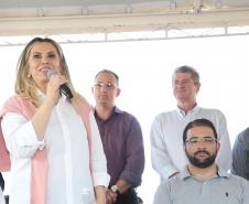 Governadora Cida Borghetti inaugurou, nesta sexta-feira (06), a obra da nova ponte construída sobre o Rio Ivaí, na PR-317, entre os municípios de Floresta e Engenheiro Beltrão, no Noroeste do Paraná. Cida também autorizou R$2,67 mi para outros 10 municípios da região, o repasse de R$361,4 mil para reparos em três escolas do campo, e R$7,5 mi para a construção de uma nova escola em Campo Mourão. Floresta,06/07/2018 Foto:Jaelson Lucas / ANPr