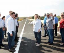 Governadora Cida Borghetti inaugurou, nesta sexta-feira (06), a obra da nova ponte construída sobre o Rio Ivaí, na PR-317, entre os municípios de Floresta e Engenheiro Beltrão, no Noroeste do Paraná. Cida também autorizou R$2,67 mi para outros 10 municípios da região, o repasse de R$361,4 mil para reparos em três escolas do campo, e R$7,5 mi para a construção de uma nova escola em Campo Mourão. Floresta,06/07/2018 Foto:Jaelson Lucas / ANPr