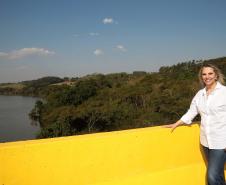 Governadora Cida Borghetti inaugurou, nesta sexta-feira (06), a obra da nova ponte construída sobre o Rio Ivaí, na PR-317, entre os municípios de Floresta e Engenheiro Beltrão, no Noroeste do Paraná. Cida também autorizou R$2,67 mi para outros 10 municípios da região, o repasse de R$361,4 mil para reparos em três escolas do campo, e R$7,5 mi para a construção de uma nova escola em Campo Mourão. Floresta,06/07/2018 Foto:Jaelson Lucas / ANPr