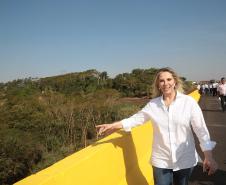 Governadora Cida Borghetti inaugurou, nesta sexta-feira (06), a obra da nova ponte construída sobre o Rio Ivaí, na PR-317, entre os municípios de Floresta e Engenheiro Beltrão, no Noroeste do Paraná. Cida também autorizou R$2,67 mi para outros 10 municípios da região, o repasse de R$361,4 mil para reparos em três escolas do campo, e R$7,5 mi para a construção de uma nova escola em Campo Mourão. Floresta,06/07/2018 Foto:Jaelson Lucas / ANPr