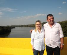 Governadora Cida Borghetti inaugurou, nesta sexta-feira (06), a obra da nova ponte construída sobre o Rio Ivaí, na PR-317, entre os municípios de Floresta e Engenheiro Beltrão, no Noroeste do Paraná. Cida também autorizou R$2,67 mi para outros 10 municípios da região, o repasse de R$361,4 mil para reparos em três escolas do campo, e R$7,5 mi para a construção de uma nova escola em Campo Mourão. Floresta,06/07/2018 Foto:Jaelson Lucas / ANPr