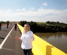 Governadora Cida Borghetti inaugurou, nesta sexta-feira (06), a obra da nova ponte construída sobre o Rio Ivaí, na PR-317, entre os municípios de Floresta e Engenheiro Beltrão, no Noroeste do Paraná. Cida também autorizou R$2,67 mi para outros 10 municípios da região, o repasse de R$361,4 mil para reparos em três escolas do campo, e R$7,5 mi para a construção de uma nova escola em Campo Mourão. Floresta,06/07/2018 Foto:Jaelson Lucas / ANPr