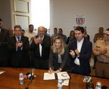 Governadora Cida Borghetti durante assinatura nesta segunda-feira(12) de decretos de criação de unidades de Corpo de Bombeiros e da Polícia Militar no interior do Estado. - Curitiba/Pr, 12.11.2018 - Foto Jonas Oliveira