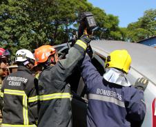 Cerca de 30 bombeiros de diversos estados brasileiros participaram do minicurso de salvamento veicular realizado nesta quinta-feira (22/11) durante o Seminário Nacional de Bombeiros - Senabom 2018, em Foz do Iguaçu. Promovido pelo Corpo de Bombeiros do Paraná, o evento reuniu cerca de 3 mil profissionais de terça até esta sexta-feira.  -  Foz do Iguaçu, 23/11/2018 - Foto: Soldado Amanda Morais