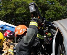 Cerca de 30 bombeiros de diversos estados brasileiros participaram do minicurso de salvamento veicular realizado nesta quinta-feira (22/11) durante o Seminário Nacional de Bombeiros - Senabom 2018, em Foz do Iguaçu. Promovido pelo Corpo de Bombeiros do Paraná, o evento reuniu cerca de 3 mil profissionais de terça até esta sexta-feira.  -  Foz do Iguaçu, 23/11/2018 - Foto: Soldado Amanda Morais