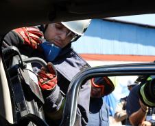 Cerca de 30 bombeiros de diversos estados brasileiros participaram do minicurso de salvamento veicular realizado nesta quinta-feira (22/11) durante o Seminário Nacional de Bombeiros - Senabom 2018, em Foz do Iguaçu. Promovido pelo Corpo de Bombeiros do Paraná, o evento reuniu cerca de 3 mil profissionais de terça até esta sexta-feira.  -  Foz do Iguaçu, 23/11/2018 - Foto: Soldado Amanda Morais