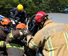 Cerca de 30 bombeiros de diversos estados brasileiros participaram do minicurso de salvamento veicular realizado nesta quinta-feira (22/11) durante o Seminário Nacional de Bombeiros - Senabom 2018, em Foz do Iguaçu. Promovido pelo Corpo de Bombeiros do Paraná, o evento reuniu cerca de 3 mil profissionais de terça até esta sexta-feira.  -  Foz do Iguaçu, 23/11/2018 - Foto: Soldado Amanda Morais