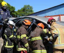 Cerca de 30 bombeiros de diversos estados brasileiros participaram do minicurso de salvamento veicular realizado nesta quinta-feira (22/11) durante o Seminário Nacional de Bombeiros - Senabom 2018, em Foz do Iguaçu. Promovido pelo Corpo de Bombeiros do Paraná, o evento reuniu cerca de 3 mil profissionais de terça até esta sexta-feira.  -  Foz do Iguaçu, 23/11/2018 - Foto: Soldado Amanda Morais