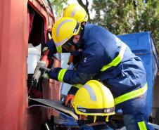 Cerca de 30 bombeiros de diversos estados brasileiros participaram do minicurso de salvamento veicular realizado nesta quinta-feira (22/11) durante o Seminário Nacional de Bombeiros - Senabom 2018, em Foz do Iguaçu. Promovido pelo Corpo de Bombeiros do Paraná, o evento reuniu cerca de 3 mil profissionais de terça até esta sexta-feira.  -  Foz do Iguaçu, 23/11/2018 - Foto: Soldado Amanda Morais