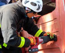 Cerca de 30 bombeiros de diversos estados brasileiros participaram do minicurso de salvamento veicular realizado nesta quinta-feira (22/11) durante o Seminário Nacional de Bombeiros - Senabom 2018, em Foz do Iguaçu. Promovido pelo Corpo de Bombeiros do Paraná, o evento reuniu cerca de 3 mil profissionais de terça até esta sexta-feira.  -  Foz do Iguaçu, 23/11/2018 - Foto: Soldado Amanda Morais