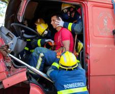 Cerca de 30 bombeiros de diversos estados brasileiros participaram do minicurso de salvamento veicular realizado nesta quinta-feira (22/11) durante o Seminário Nacional de Bombeiros - Senabom 2018, em Foz do Iguaçu. Promovido pelo Corpo de Bombeiros do Paraná, o evento reuniu cerca de 3 mil profissionais de terça até esta sexta-feira.  -  Foz do Iguaçu, 23/11/2018 - Foto: Soldado Amanda Morais