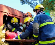 Cerca de 30 bombeiros de diversos estados brasileiros participaram do minicurso de salvamento veicular realizado nesta quinta-feira (22/11) durante o Seminário Nacional de Bombeiros - Senabom 2018, em Foz do Iguaçu. Promovido pelo Corpo de Bombeiros do Paraná, o evento reuniu cerca de 3 mil profissionais de terça até esta sexta-feira.  -  Foz do Iguaçu, 23/11/2018 - Foto: Soldado Amanda Morais