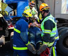 Cerca de 30 bombeiros de diversos estados brasileiros participaram do minicurso de salvamento veicular realizado nesta quinta-feira (22/11) durante o Seminário Nacional de Bombeiros - Senabom 2018, em Foz do Iguaçu. Promovido pelo Corpo de Bombeiros do Paraná, o evento reuniu cerca de 3 mil profissionais de terça até esta sexta-feira.  -  Foz do Iguaçu, 23/11/2018 - Foto: Soldado Amanda Morais