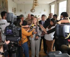 A governadora Cida Borghetti recebeu nesta segunda-feira (26) motoristas e representantes de aplicativos de transporte para discutir a segurança dos profissionais. No encontro, no Palácio Iguaçu, em Curitiba, ela ouviu as principais demandas da categoria.  -   Curitiba, 26 11 2018  -  Foto: Orlando Kissner/ANPr