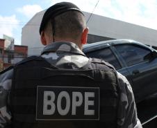 Em duas grandes ações, o Batalhão de Operações Especiais (BOPE), da Polícia Militar do Paraná, retirou das ruas de Curitiba e Região Metropolitana (RMC) 2,8 tonelada de drogas (1,2 tonelada de cocaína e aproximadamente 630 kg de maconha)