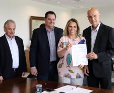 A Sanepar renovou nesta sexta-feira (29) o contrato de concessão dos serviços de abastecimento de água e de esgoto sanitário com os municípios de Santa Amélia (Norte Pioneiro), Arapoti (Campos Gerais), Santa Tereza do Oeste (Oeste), Floresta (Norte) e Cianorte (Noroeste). Os contratos são para os próximos 30 anos. A assinatura foi no gabinete da governadora Cida Borghetti, no Palácio Iguaçu   -   Curitiba, 28/12/2018  -   Foto: José Fernando Ogura/ANPr