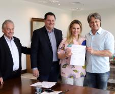 A Sanepar renovou nesta sexta-feira (29) o contrato de concessão dos serviços de abastecimento de água e de esgoto sanitário com os municípios de Santa Amélia (Norte Pioneiro), Arapoti (Campos Gerais), Santa Tereza do Oeste (Oeste), Floresta (Norte) e Cianorte (Noroeste). Os contratos são para os próximos 30 anos. A assinatura foi no gabinete da governadora Cida Borghetti, no Palácio Iguaçu   -   Curitiba, 28/12/2018  -   Foto: José Fernando Ogura/ANPr