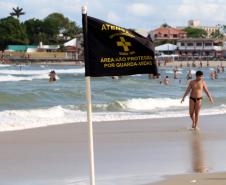 Corpo de Bombeiros alerta veranistas para o significado das bandeiras de orientação nas praias e risco de afogamento