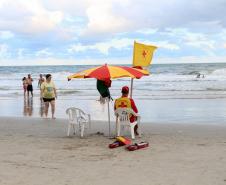 Corpo de Bombeiros alerta veranistas para o significado das bandeiras de orientação nas praias e risco de afogamento